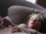 Blonde Alyssa Branch masturbiert auf dem Sofa #13