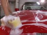 Beim Autowaschen zeigen Eve Ama und ihre Freundin die geilen Körper #7