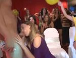 Geiles Weib lutscht den Stripper bei Frauenparty #9