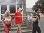 Blonde Sklavinnen in BDSM Public Sex auf der Strasse in deutschem Porno #9