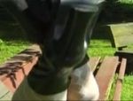 Scharfe Blondine masturbiert im Garten #11