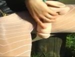 Scharfe Blondine masturbiert im Garten #15
