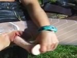 Scharfe Blondine masturbiert im Garten #17