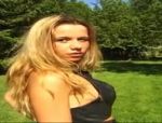 Scharfe Blondine masturbiert im Garten #3
