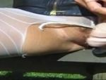 Scharfe Blondine masturbiert im Garten #21