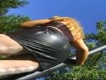 Scharfe Blondine masturbiert im Garten #4