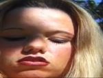 Scharfe Blondine masturbiert im Garten #7