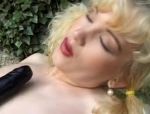 Deutsche Lesbe masturbiert im Garten #18