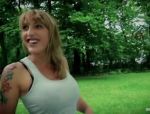 Paula Rowe in deutschem Porno auf der Rückbank des Bums Bus geknallt #7