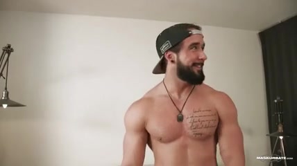 Muskulöser bärtiger Kerl Zack masturbiert nackt im Stehen im Wohnzimmer #1