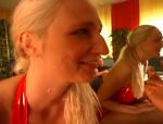 Zwei blonde Fetisch Lesben spucken sich in deutschem Porno ins Gesicht #20
