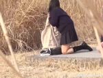 Junge japanische Schülerin pinkeln im Park ohne Höschen #1