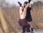 Junge japanische Schülerin pinkeln im Park ohne Höschen #10
