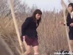 Junge japanische Schülerin pinkeln im Park ohne Höschen #8