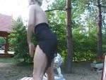 Sexy Blondine masturbiert im Garten #18