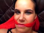 Maskenmann masturbiert Gefesselte mit Sexspielzeug in deutschem Porno #1