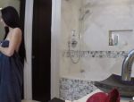 Schöne Brünette Cyrstal Rae im Badezimmer im Stehen gefickt #2