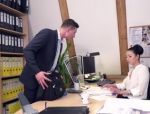 Schwarzhaarige deutsche Sekretärin treibt es im Office mit ihrem Boss #7