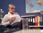 Schwarzer Putzmann nagelt blonde deutsche Sekretärin auf dem Schreibtisch #5