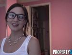 Property Sex - Schlanke junge Brünette mit Brille auf dem Bett genagelt #3