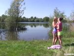 Lesben küssen sich am See beim Sex in der Öffentlichkeit zärtlich #10