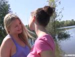 Lesben küssen sich am See beim Sex in der Öffentlichkeit zärtlich #2