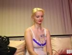 Reife geile Blonde mit natürlichen Titten spielt mit ihrer rasierten Muschi #2