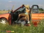 Deutsche Blondine auf einem Feld neben dem Wagen von John Doe gefickt #11
