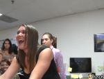 Interracial Gruppensex in HD Video mit Büroschnecken beim Blasen #1