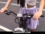 Teeny Fahrradfahrerin Emily Mena lässt sich schön in den Mund spritzen #3