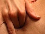 Mit Muschipiercing bringt Brünetter in deutschem Porno das Masturbieren Fun #9