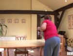 Deutsche Oma lässt sich geil auf dem Tisch bumsen #2