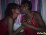 Deutscher Porno mit John Doe und zwei Ebony Babes #1