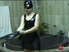 Latex Catwoman lutscht einem geilen Bock den Schwanz #3