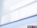 Blondes Teen reitet auf einem schwarzen Schniedel #1