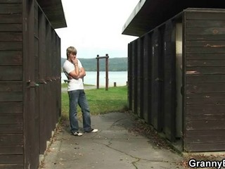 Oma, die schon eine Weile nicht mehr gefickt wurde, lässt sich von einem Teenager am Strand bumsen #10