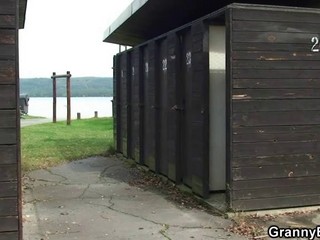 Oma, die schon eine Weile nicht mehr gefickt wurde, lässt sich von einem Teenager am Strand bumsen #3