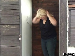 Oma, die schon eine Weile nicht mehr gefickt wurde, lässt sich von einem Teenager am Strand bumsen #4