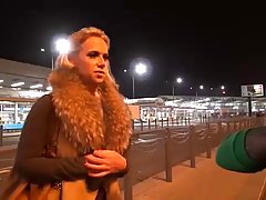 Vollbusige MILF wird beim Flughafen genagelt