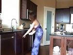 Vollbusige Hausfrau wird in der Küche gevögelt #2