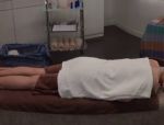 Massage mit stark stimulierender Wirkung auf die vollbusige asiatische Klientin. #2