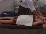 Massage mit stark stimulierender Wirkung auf die vollbusige asiatische Klientin. #3