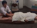 Massage mit stark stimulierender Wirkung auf die vollbusige asiatische Klientin. #4