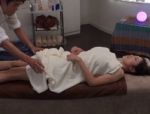 Massage mit stark stimulierender Wirkung auf die vollbusige asiatische Klientin. #6