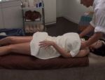 Massage mit stark stimulierender Wirkung auf die vollbusige asiatische Klientin. #7