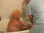 Unbeholfene Großmutter hat Sex mit zwei Pflegern nach dem Bad. #3