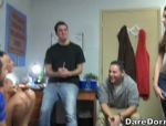Perverse Jungs begrabschen bei einer Party nackte Mädels #1