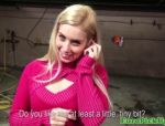 Erotische junge Blondine macht es für Geld vor der Webkamera. #2
