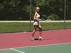 Barbi verliert im Tennis und muss deswegen ficken