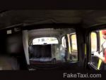 Geiler Taxifahrer steckt sein Ding in die Muschi einer rothaarigen Hure #1